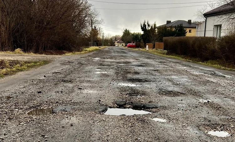 Mieszkańcy żądają remontu drogi. ''Dziur jest tak wiele, że ciężko przejechać'' - Zdjęcie główne