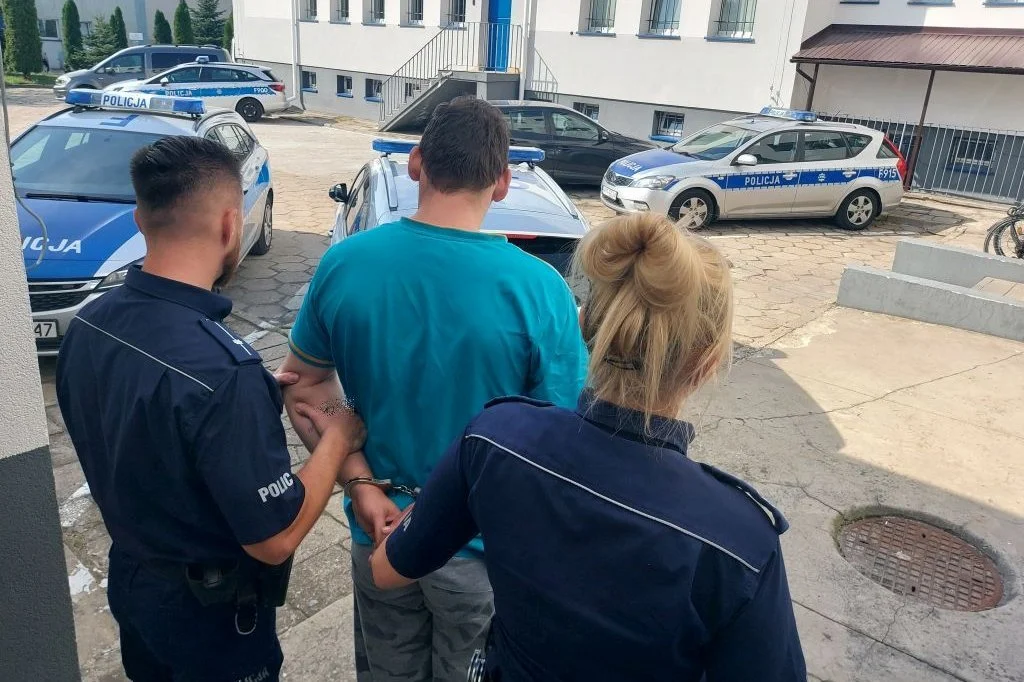 Bełchatowianin, chcąc uciec przed patrolem, próbował rozjechać policjanta. Uderzył w radiowóz i uciekł - Zdjęcie główne