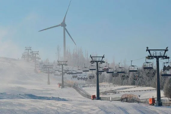 Armatki sypią śnieg na górze Kamieńsk. Czy PGE otworzy stok narciarski już w grudniu? - Zdjęcie główne