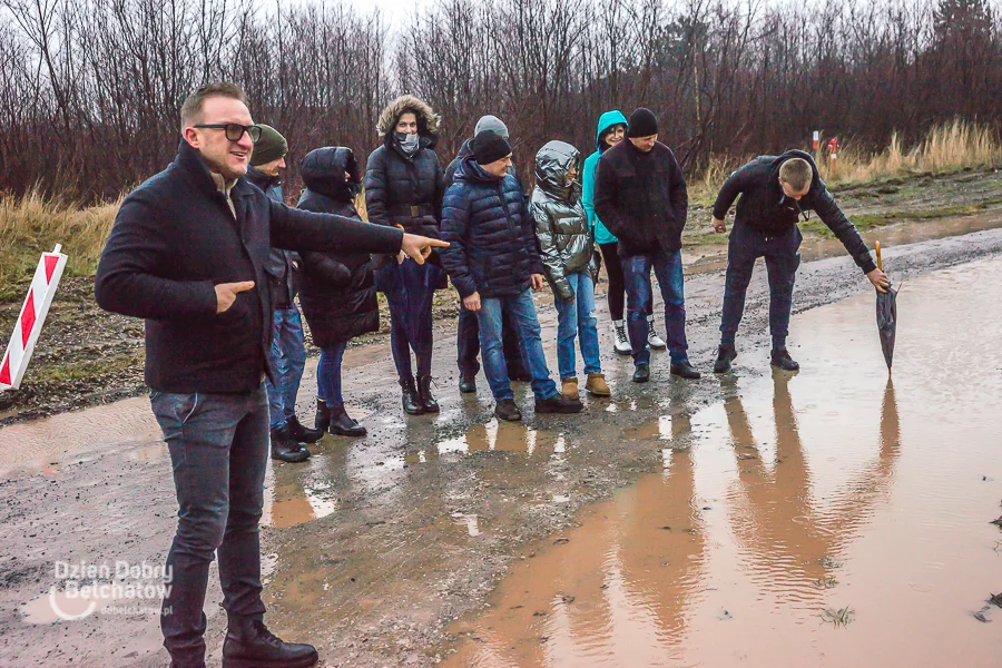 Ulica jak wielkie bajoro. Mieszkańcy mają dość dziur i domagają się budowy drogi - Zdjęcie główne