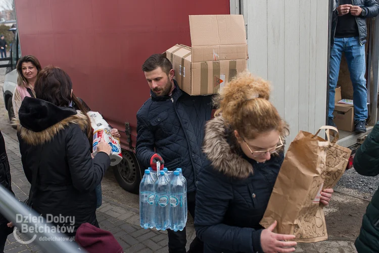 Przybyła ponad setka Ukrainek z dziećmi. Zorganizowano zbiórkę pod bełchatowską szkołą [FOTO] - Zdjęcie główne