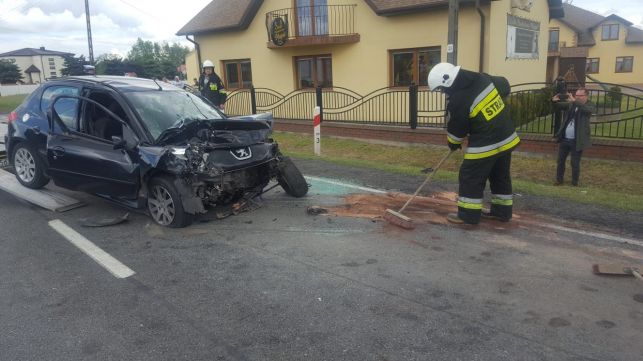Peugeot odbił się od ciężarówki, a z kolejną zderzył się czołowo. Nie żyje 65-letnia kobieta - Zdjęcie główne