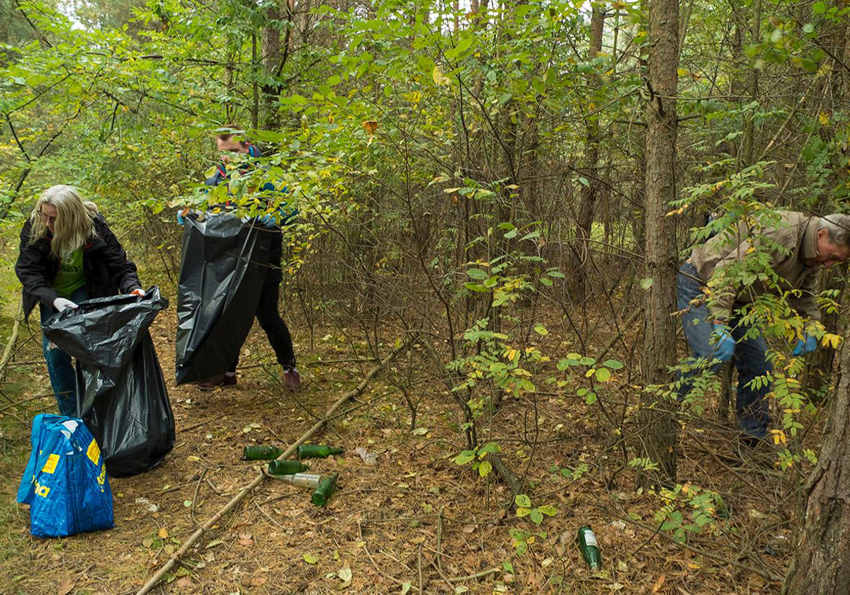 Sprzątali lasy w gminie Bełchatów. "Ogrom zła jaki wyrządzamy śmieceniem jest przytłaczający" [FOTO] - Zdjęcie główne