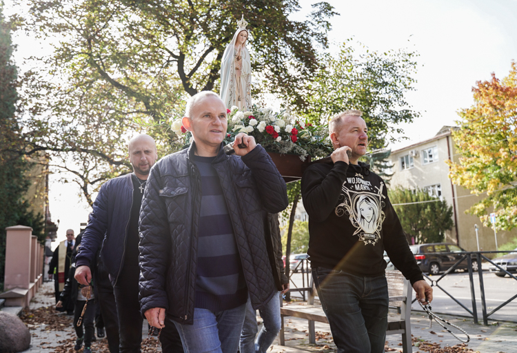 Wojownicy Maryi przeszli ulicami Bełchatowa. Blisko sto osób na Męskim Różańcu [FOTO] - Zdjęcie główne