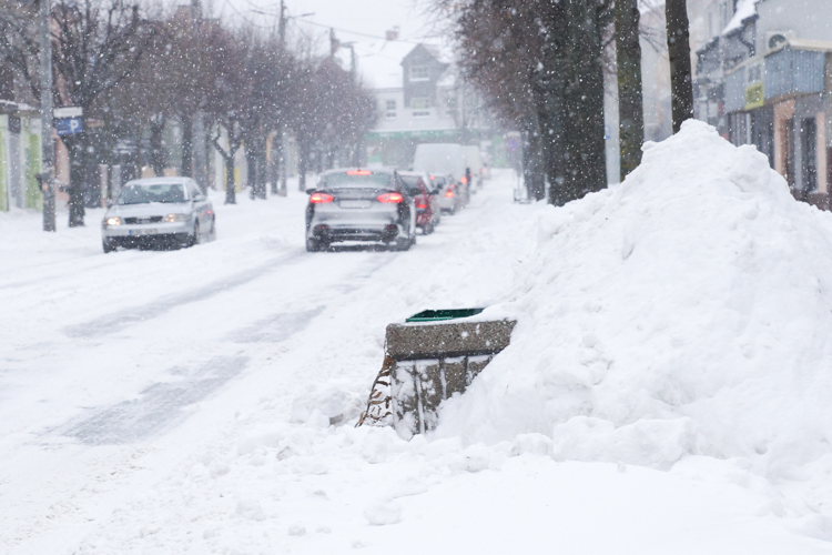 Wywiozą tony śniegu z Bełchatowa? Mieszkańcy krytykują miejskie służby za nieodśnieżone ulice - Zdjęcie główne
