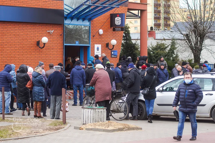 Tłumy przed bankomatami w Bełchatowie. Mieszkańcy wypłacają pieniądze [FOTO] - Zdjęcie główne