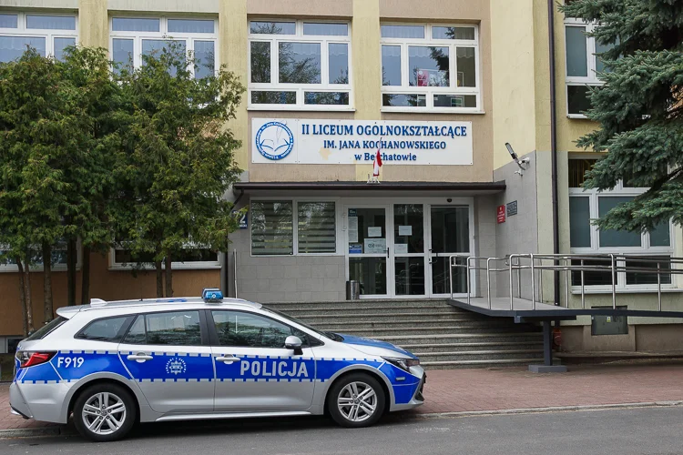 Alarmy bombowe podczas matur. Policja i straż pożarna w bełchatowskich szkołach - Zdjęcie główne