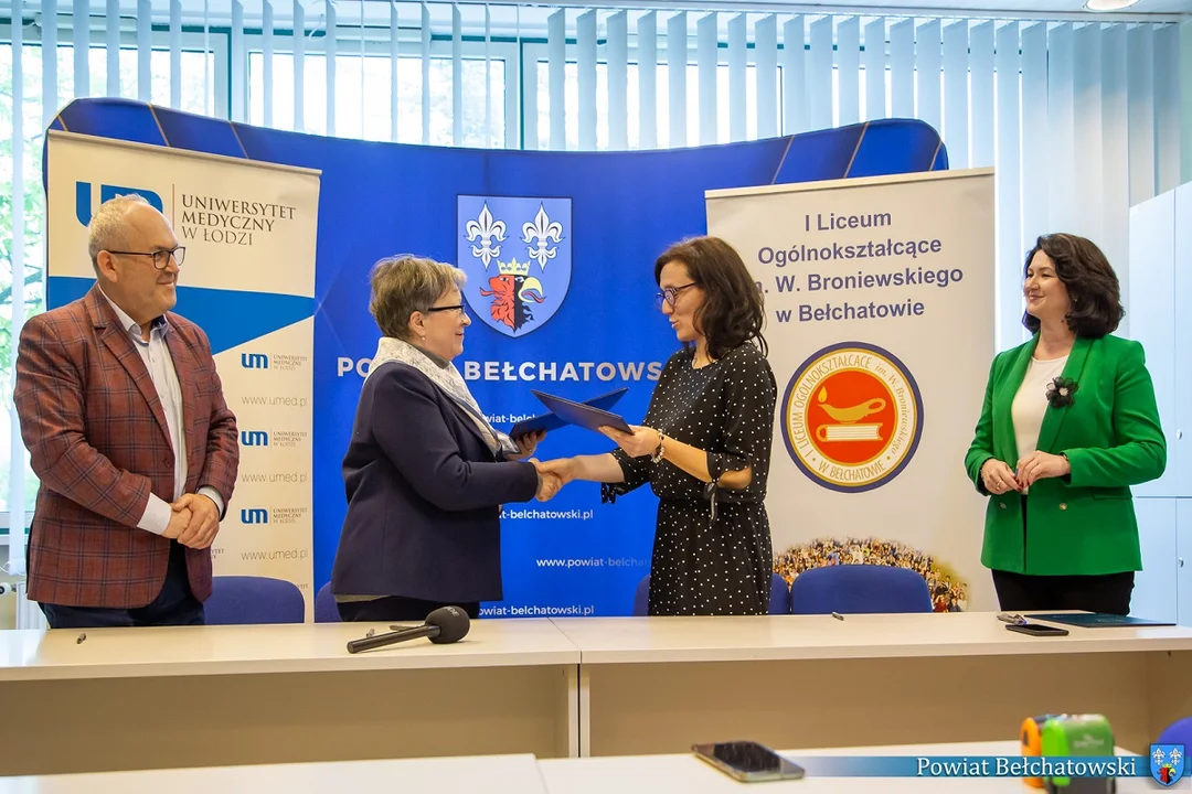 Bełchatowska szkoła podpisała ważną umowę. Uczniowie na tym skorzystają - Zdjęcie główne