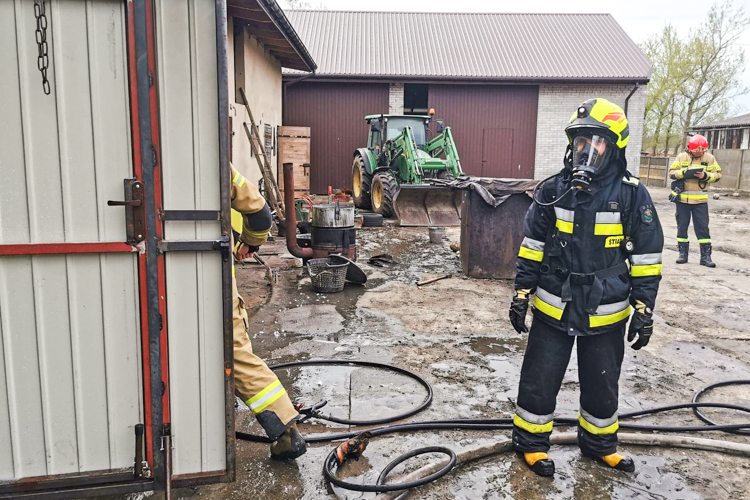 Pożar budynku w Wadlewie, karetka zabrała rannego strażaka. ''Dowódca poprosił o wsparcie'' - Zdjęcie główne