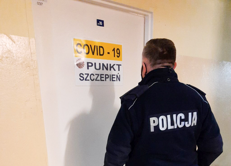 Bełchatowscy policjanci przyjęli szczepionkę. Ilu funkcjonariuszy jest chętnych na zastrzyk?  - Zdjęcie główne