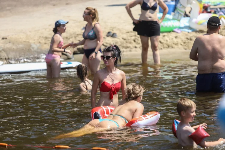 Plażowanie na Patykach. Tłumy na otwarciu sezonu kąpieliskowego [FOTO] - Zdjęcie główne