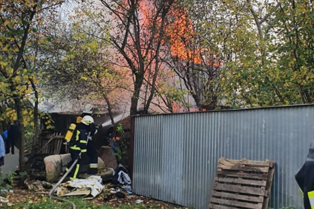 Pożar domu pod Bełchatowem. Rodzina podejrzewała najgorsze, strażacy ruszyli na ratunek... - Zdjęcie główne