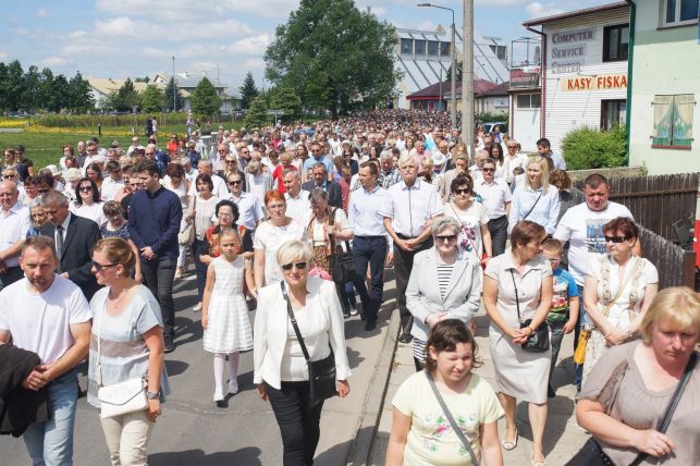 [DUŻO ZDJĘĆ] Boże Ciało - procesja w  Parafii NMP Matki Kościoła i Św. Barbary w Bełchatowie - Zdjęcie główne