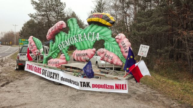 Kaczyński i Macierewicz jako gąsienice? Czym jest dziwna instalacja jeżdżąca po Bełchatowie? [FOTO] - Zdjęcie główne