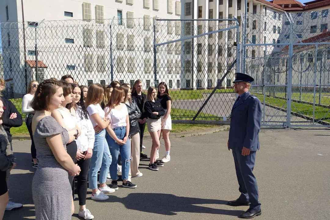 Licealiści z Bełchatowa w areszcie śledczym. Co tam robili? [FOTO] - Zdjęcie główne