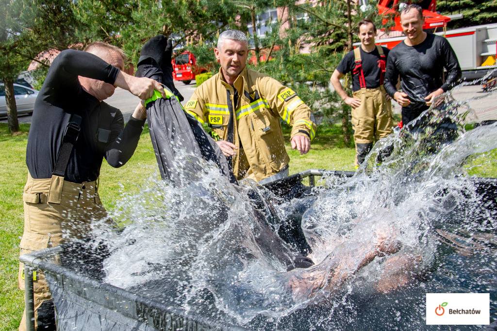 Koledzy wrzucili strażaka... do basenu. Druhowie z Bełchatowa świętowali i odebrali medale [FOTO] - Zdjęcie główne