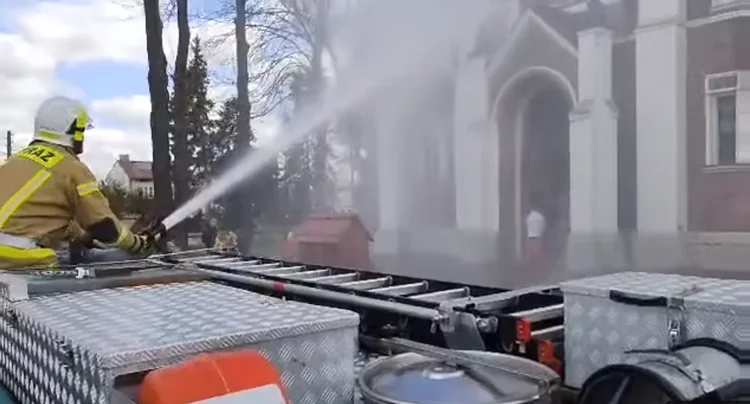 Wielkie lanie w Grocholicach! Zobacz, jak strażacy przywitali wychodzących z kościoła [FILM] - Zdjęcie główne