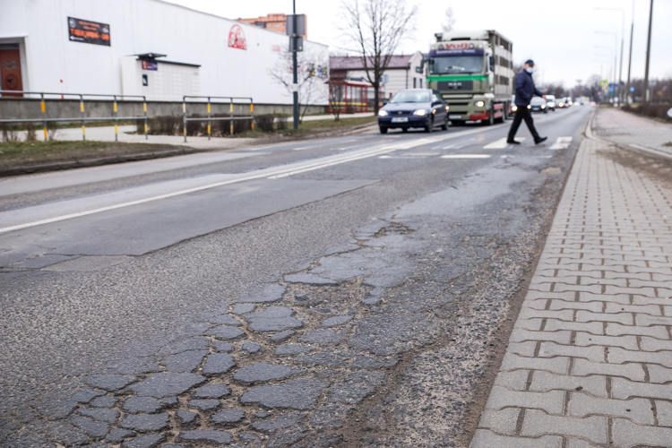 Według kierowców to najbardziej zniszczona ulica w Bełchatowie. Magistrat planuje remont - Zdjęcie główne