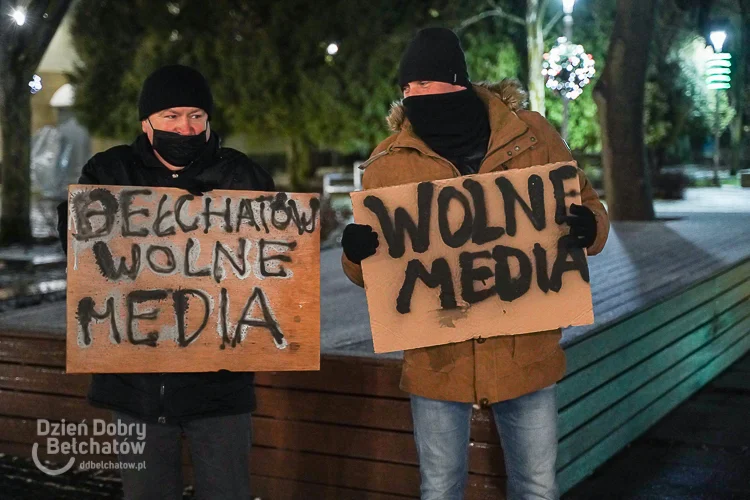 Protestowali w obronie wolnych mediów. Manifestacja na placu Narutowicza [FOTO] - Zdjęcie główne
