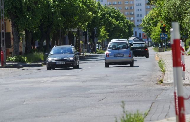 Na remont tej ulicy w centrum Bełchatowa kierowcy czekali od lat! Samorządy w końcu się dogadały... - Zdjęcie główne