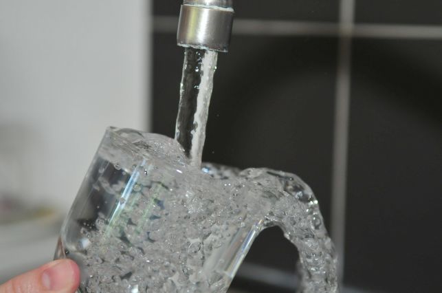 Sanepid podał aktualne wyniki badań wody. Czy można już pić "kranówkę"? - Zdjęcie główne