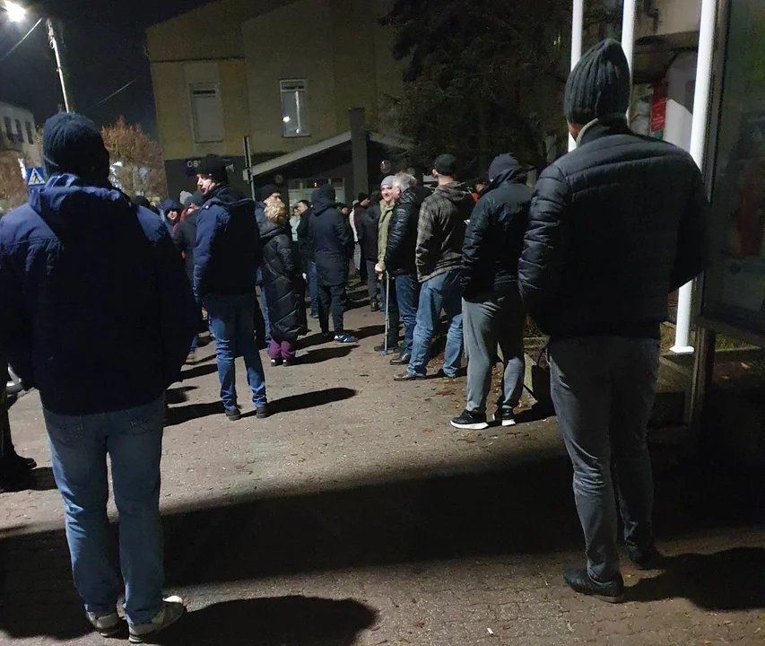 W nocy ustawiła się długa kolejka przed urzędem w Bełchatowie. Jaki był powód? - Zdjęcie główne
