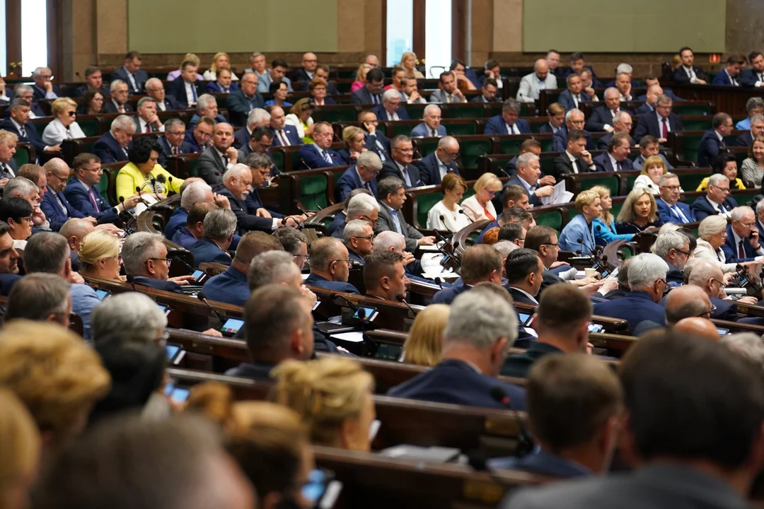 Sejm zajmie się "tarczą antyinflacyjną" dla złodziei... Będzie można ukraść więcej? - Zdjęcie główne