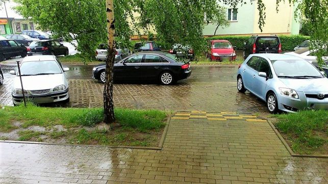Chodnik do chodzenia czy parkowania? Sejm zajmie się problemem  - Zdjęcie główne