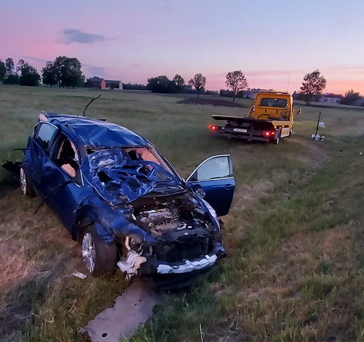 Tragedia na drodze w Chabielicach. Mazda dachowała, nie żyje 24-letni Ukrainiec [FOTO] - Zdjęcie główne