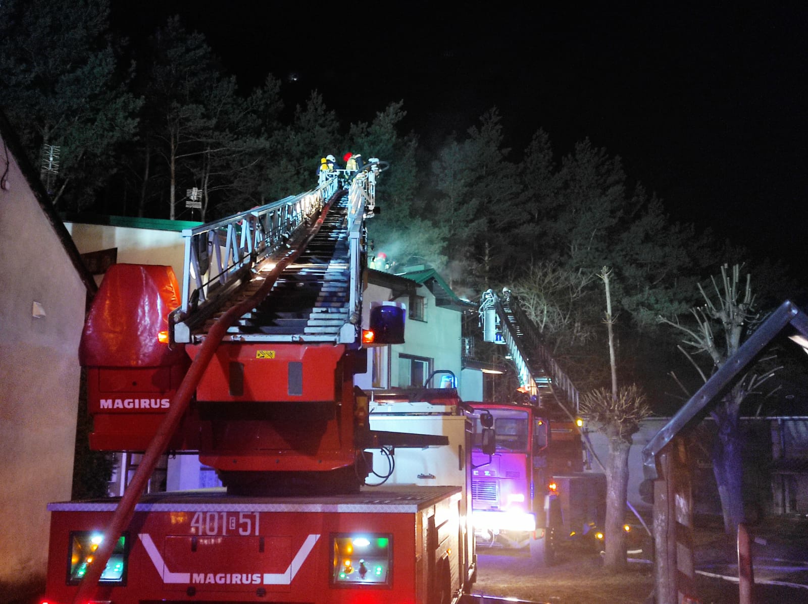 Płonął dom w gminie Zelów. Osiem zastępów straży walczyło z żywiołem [FOTO] - Zdjęcie główne