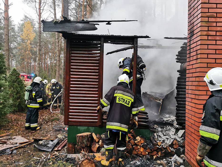Strażacy walczyli z ogniem w gminie Zelów. Z dymem poszło ponad 100 tys. zł.  - Zdjęcie główne