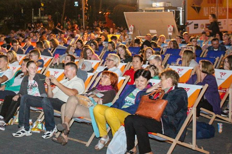 Wystawią leżaki i wyświetlą kinowy hit w centrum Bełchatowa. Kiedy seans?  - Zdjęcie główne