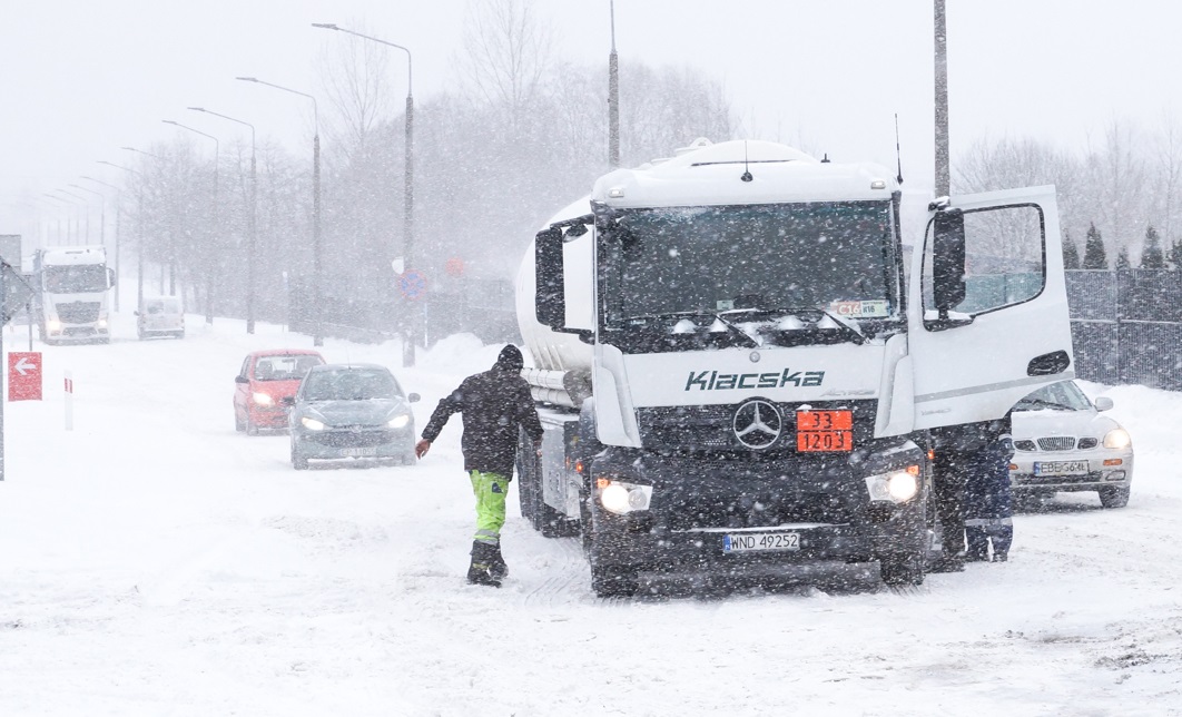 Zima sparaliżowała Bełchatów. Trudne warunki na drogach, TIR zablokował aleję Włókniarzy [FOTO] - Zdjęcie główne