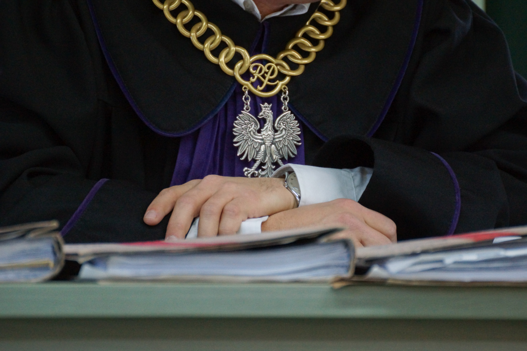 Bełchatowski sąd uznał, że kary za brak maseczki są bezprawne. Kilkudziesięciu kibiców uniknie grzywny - Zdjęcie główne