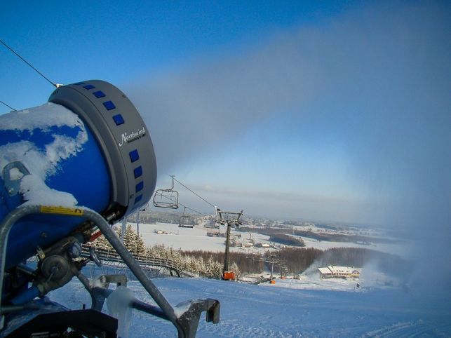  Armatki śnieżne na górze Kamieńsk czekają na mróz. Co mówią prognozy i kiedy zjedziemy na nartach ze stoku? - Zdjęcie główne