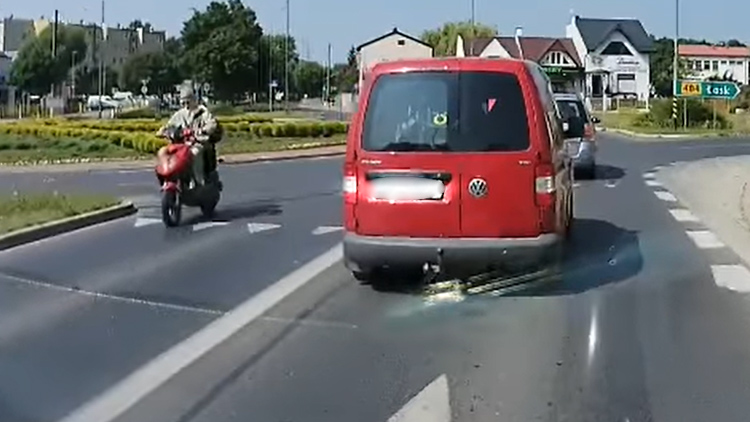 Co wyprawia ten motocyklista na rondzie w centrum miasta? "Dziadek niczym crazy frog" [VIDEO]  - Zdjęcie główne