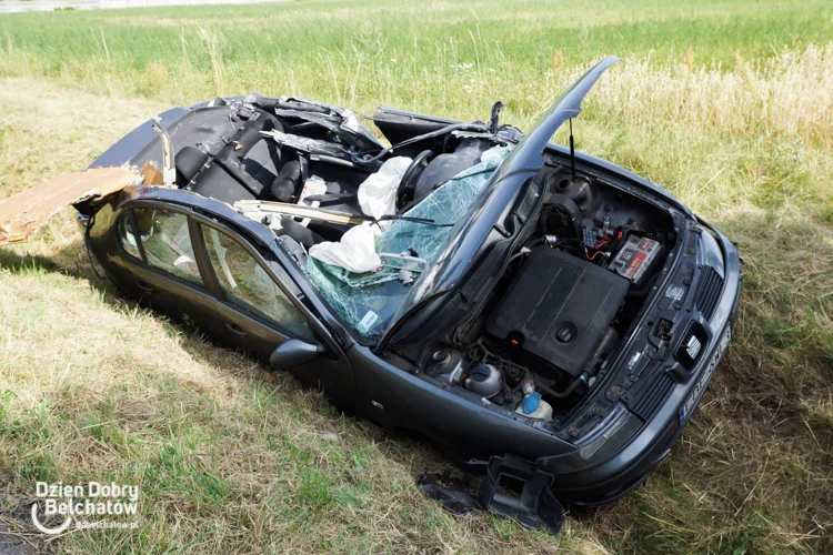Znamy okoliczności tragicznego wypadku pod Szczercowem. Impet uderzenia zerwał dach auta [FOTO] - Zdjęcie główne