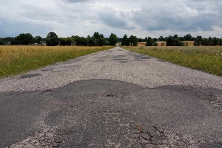 Wyremontują drogę w gminie. Urząd podpisał umowę z wykonawcą - Zdjęcie główne