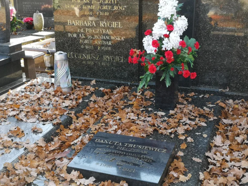 Groby zasłużonych na zgierskim cmentarzu. Wśród nich łączniczka z Powstania Warszawskiego [zdjęcia] - Zdjęcie główne
