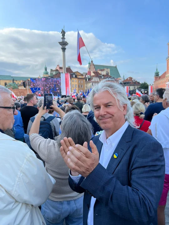 Tysiące Łodzian na wiecu na pl. Zamkowym w Warszawie. To święto wolności i demokracji!