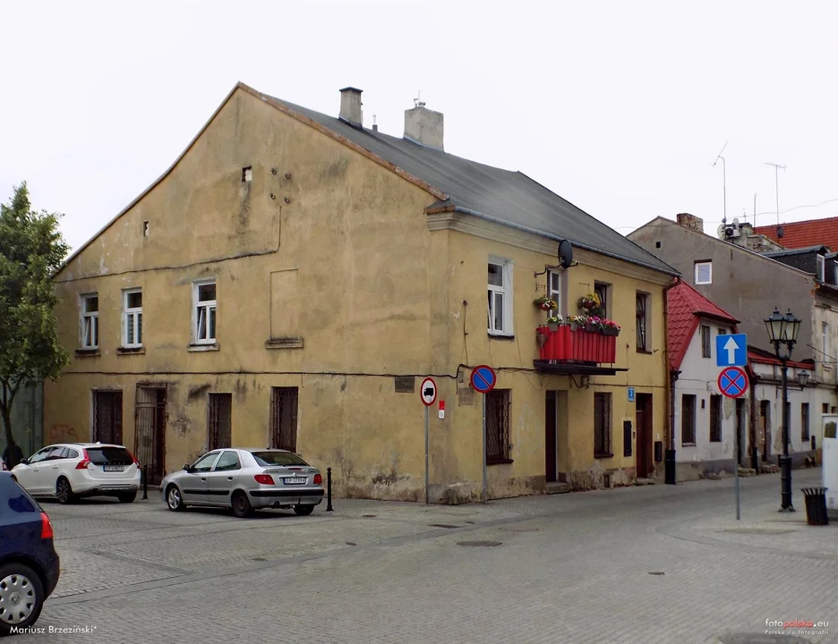 Niepozorny budynek Przy Farnej 2, to jedna z najstarszych kamienic mieszczańskich w Piotrkowie - Zdjęcie główne