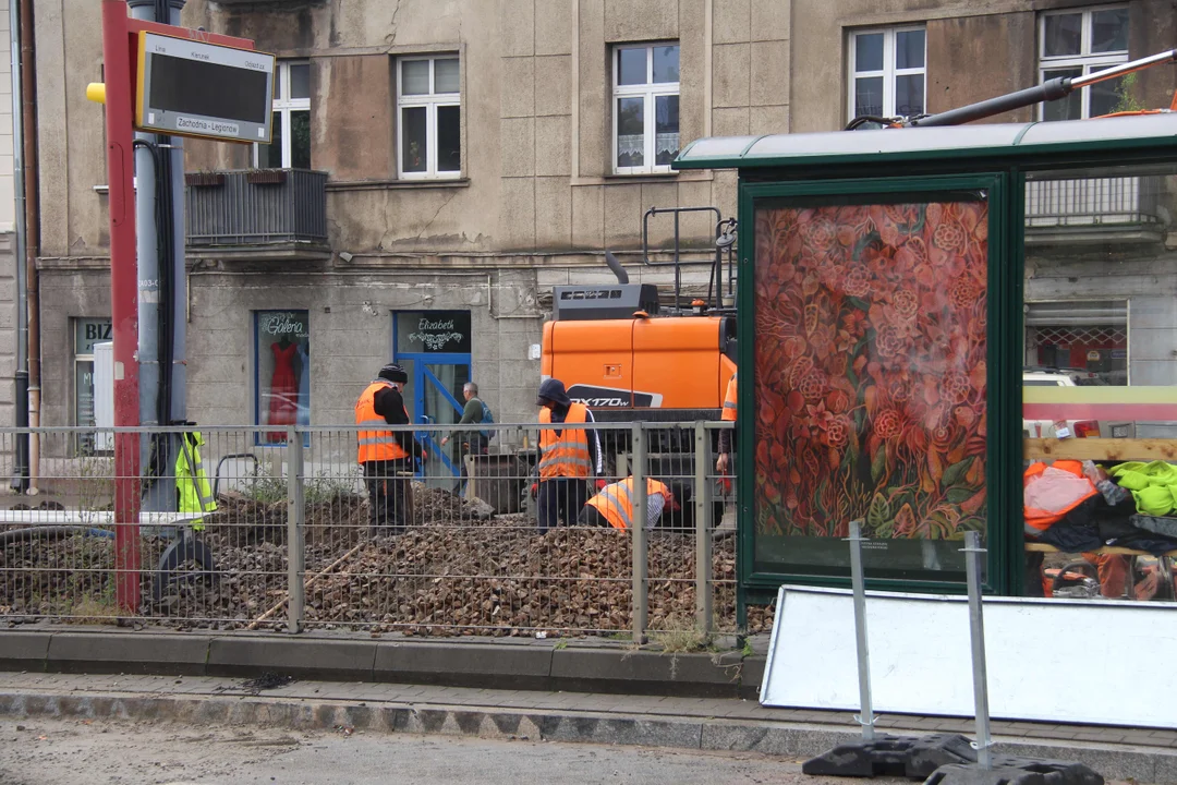 Trwa łączenie nowego torowiska ze starym przy ul.Legionów w Łodzi