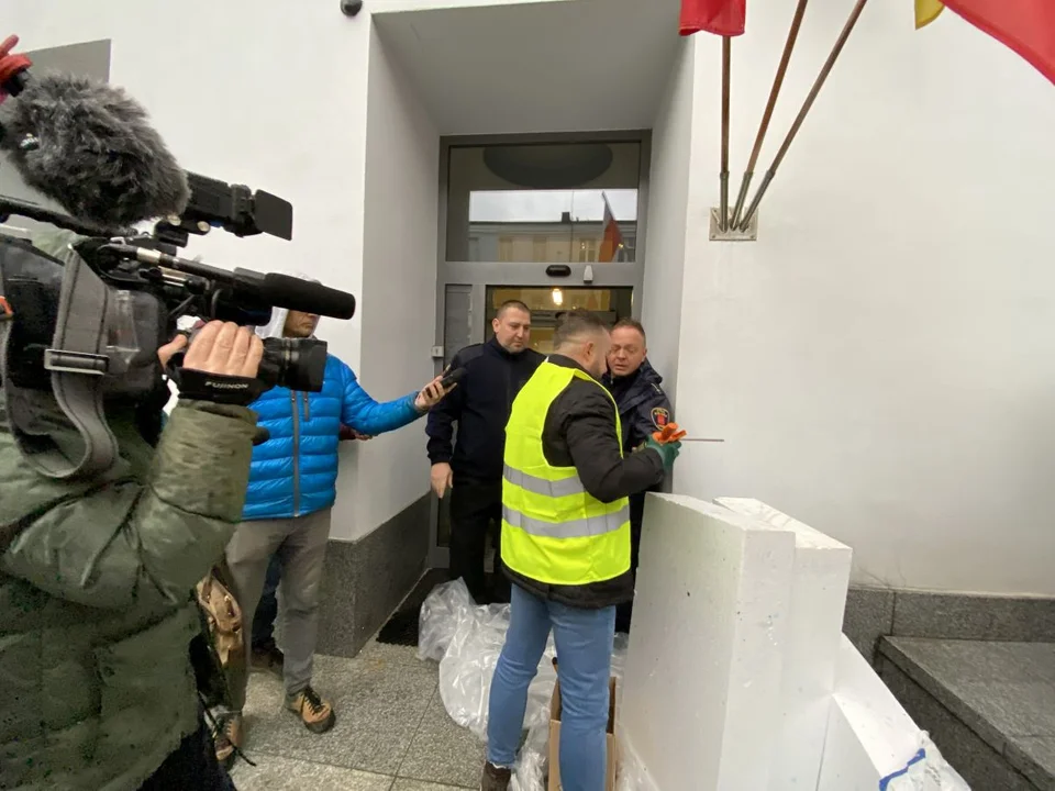 Na znak protestu aleksandrowski radny chciał zamurować wejście do łódzkiego magistratu