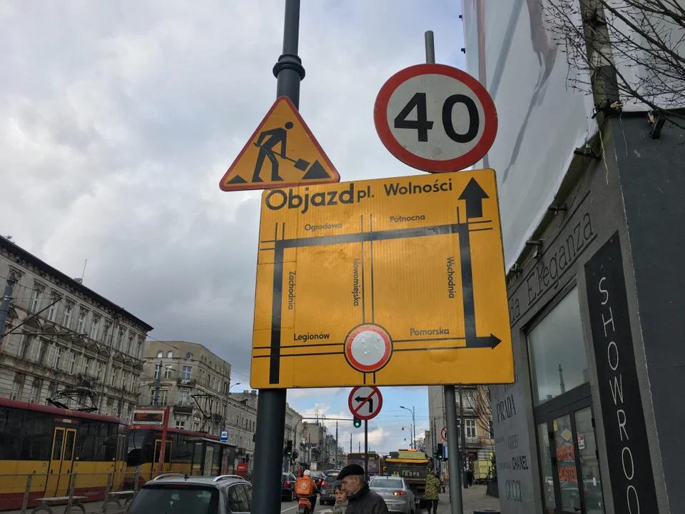 Znaki, które wprowadzają w błąd kierowców w centrum Łodzi