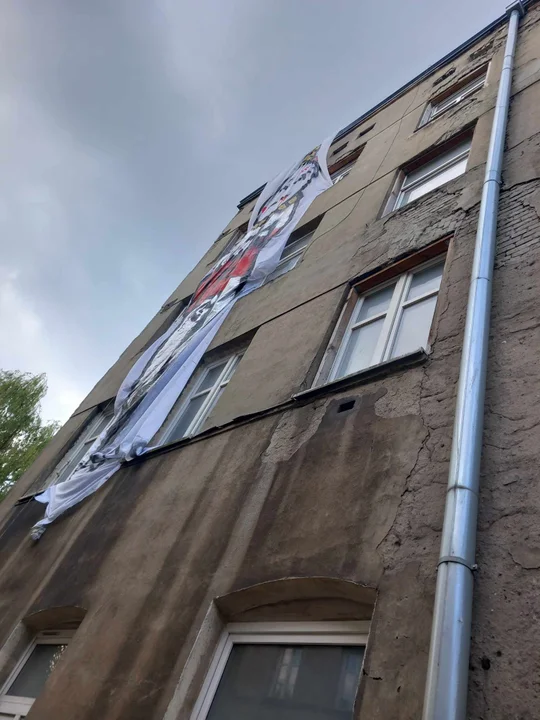 Skandal w Łodzi. Powieszony ŁKS wisi na ścianie w centrum Łodzi