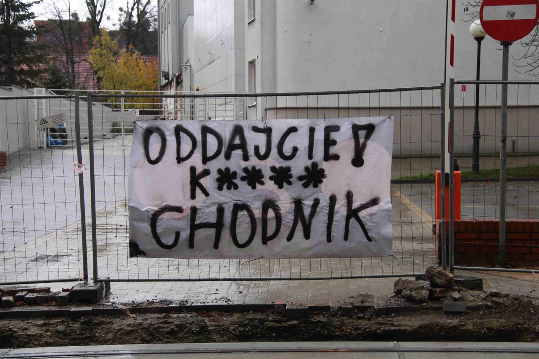 Szczery banner na ulicy Legionów w Łodzi