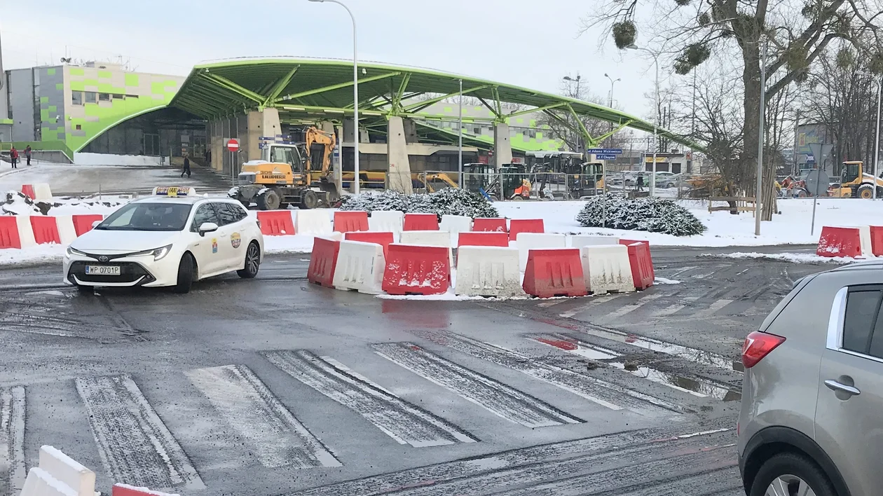 Jeszcze osiem miesięcy. Jak wygląda plac budowy przy dworcu? [ZDJĘCIA] - Zdjęcie główne