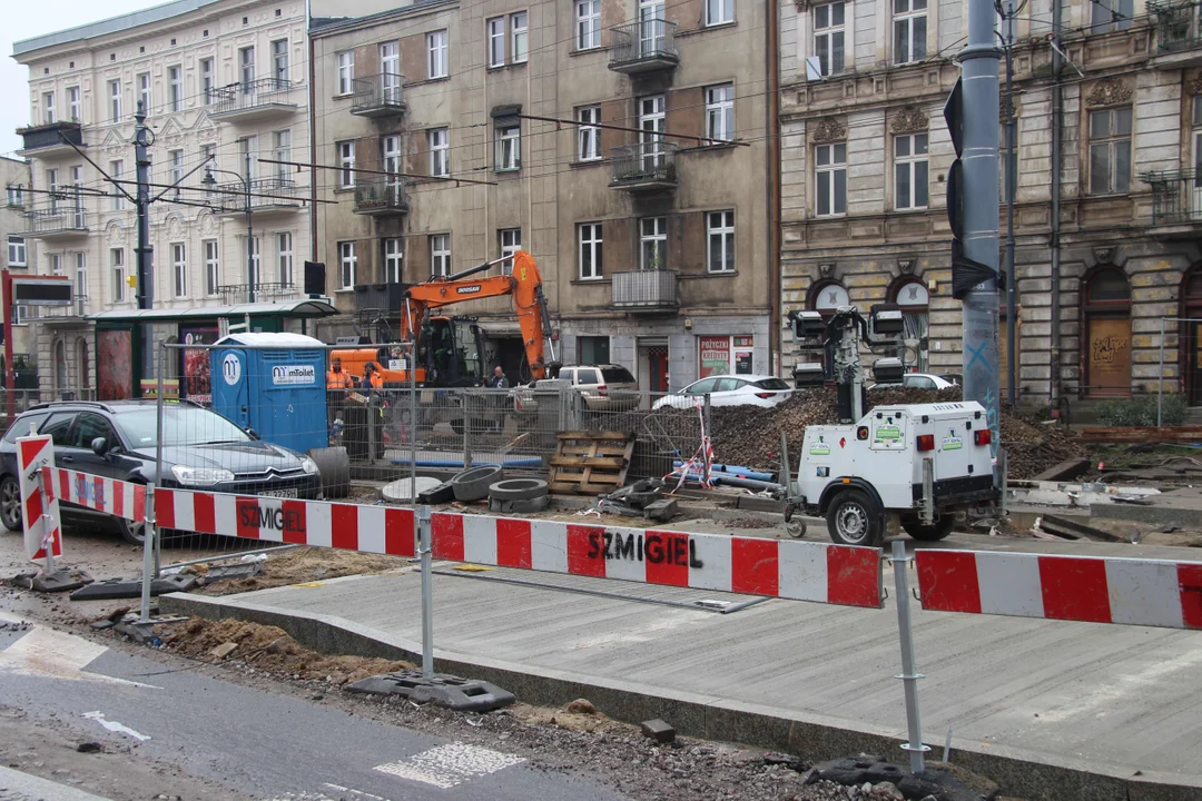 Trwa łączenie nowego torowiska ze starym przy ul.Legionów w Łodzi