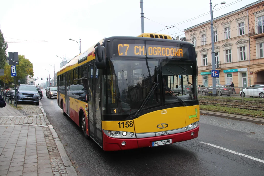 Trwa łączenie nowego torowiska ze starym przy ul.Legionów w Łodzi