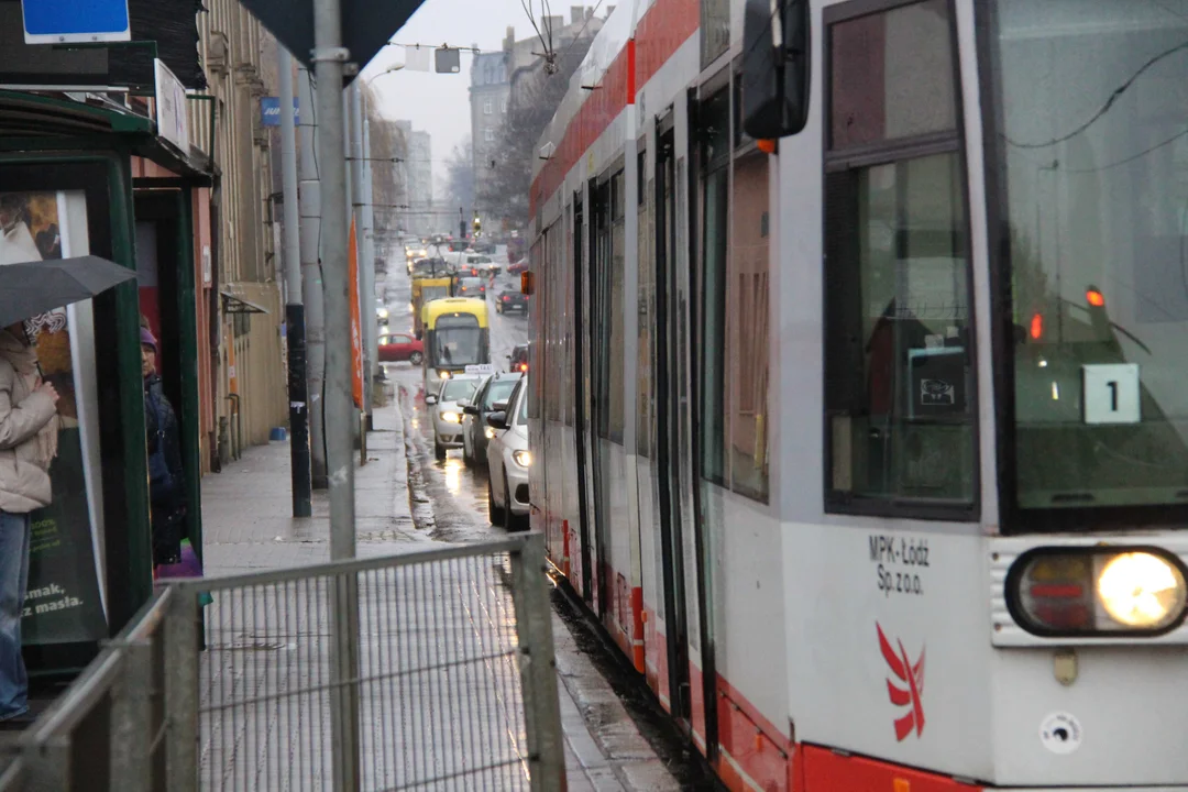 Problem z opóźnionymi tramwajami MPK Łódź na ulicy Kilińskiego. Społecznicy apelują: „To jest absolutnie nieakceptowalne” [ZDJĘCIA] - Zdjęcie główne